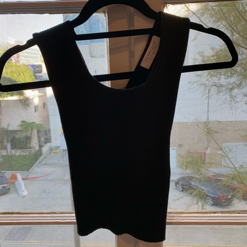 Black crop with criss cross back size xs